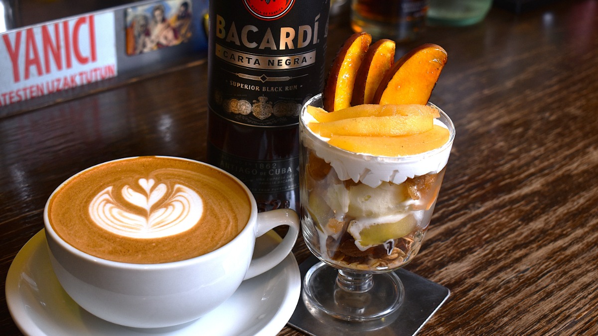 季節のパフェとコーヒーカクテル。秋の夜長にゆっくり愉しむ大人空間『pilot coffee』(富雄)