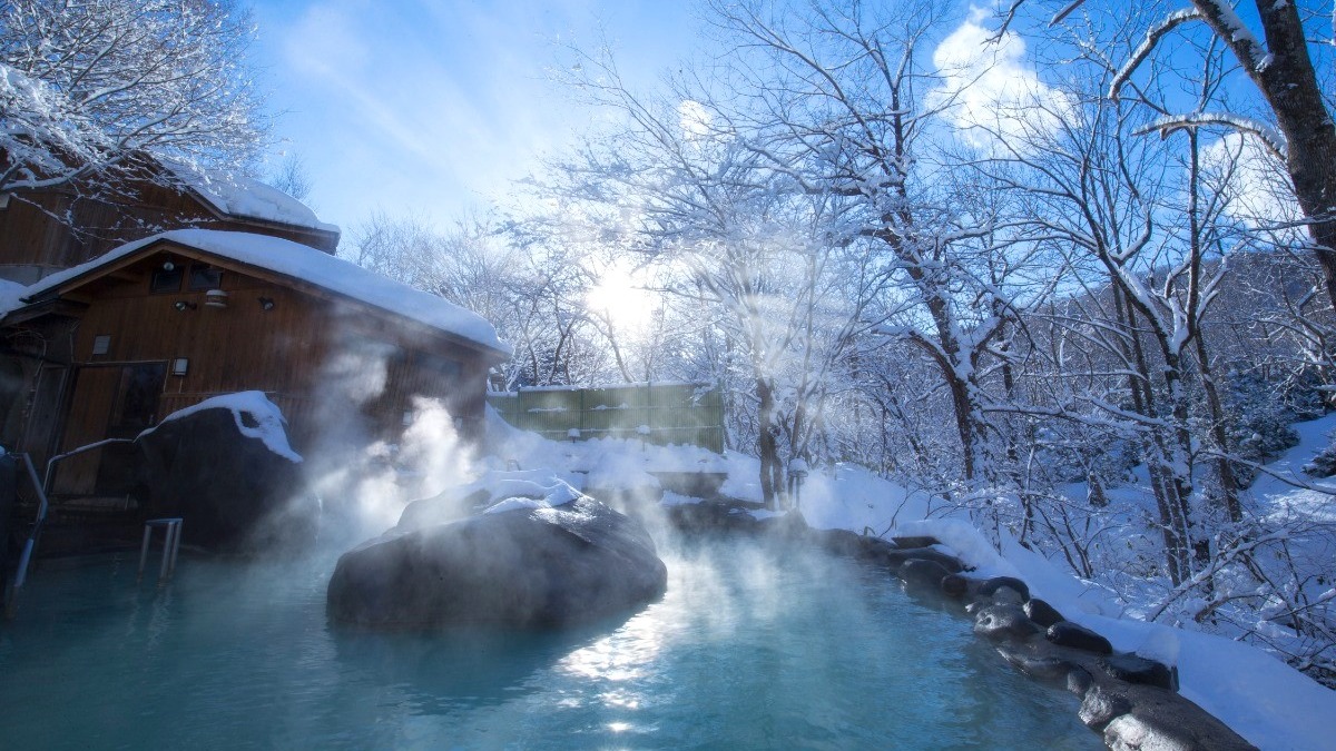 青森・奥入瀬渓流の秘境温泉を独り占め！冬の絶景雪見露天