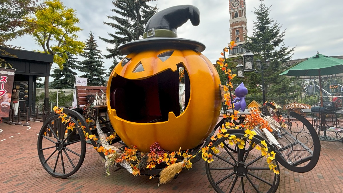 カボチャの馬車など、ハロウィン一色の白い恋人パークへ！